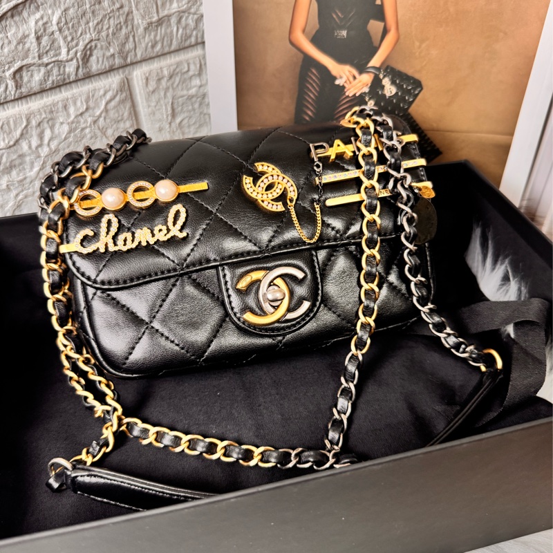 CHANEL 限量徽章包小號-2