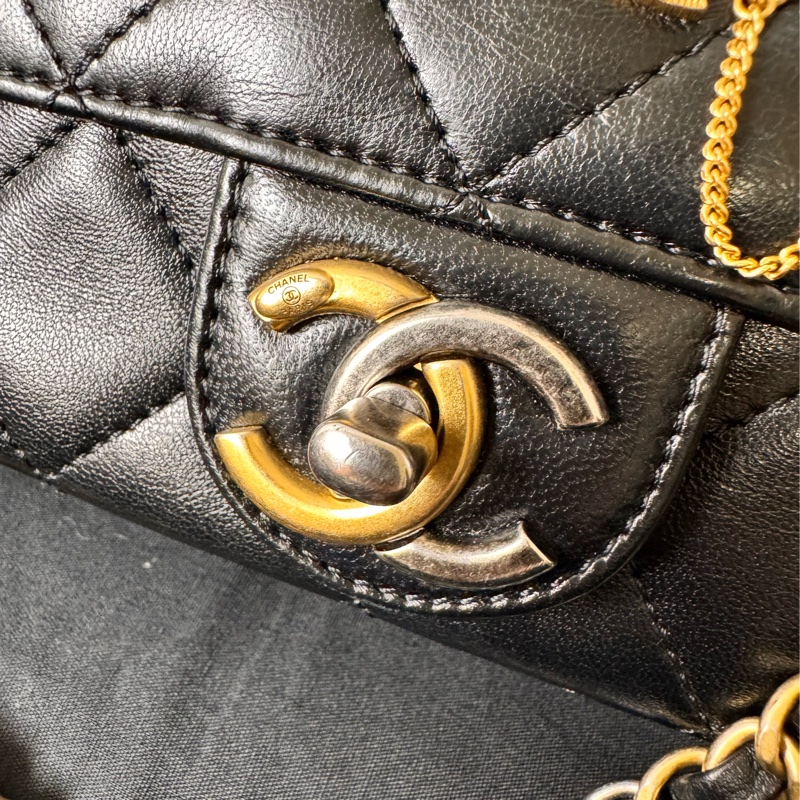 CHANEL 限量徽章包小號-3