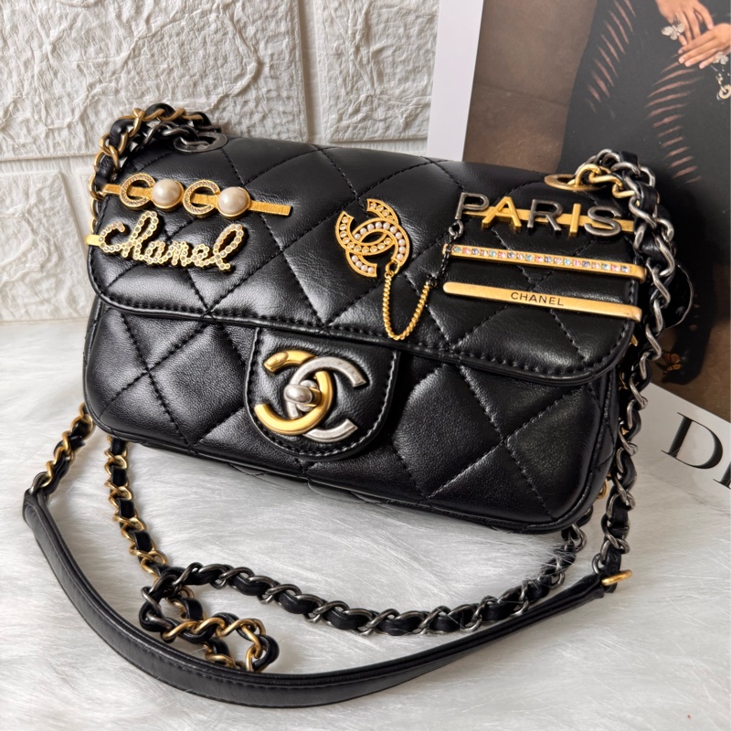 CHANEL 限量徽章包小號-5