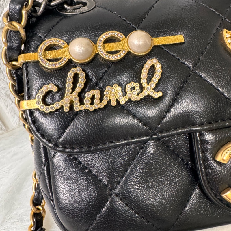 CHANEL 限量徽章包小號-6