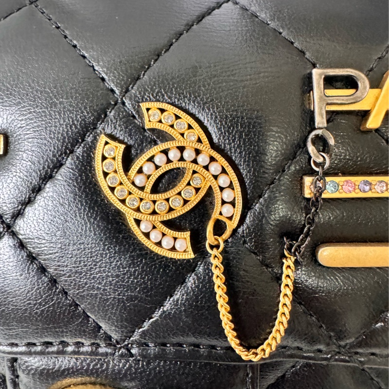 CHANEL 限量徽章包小號-8