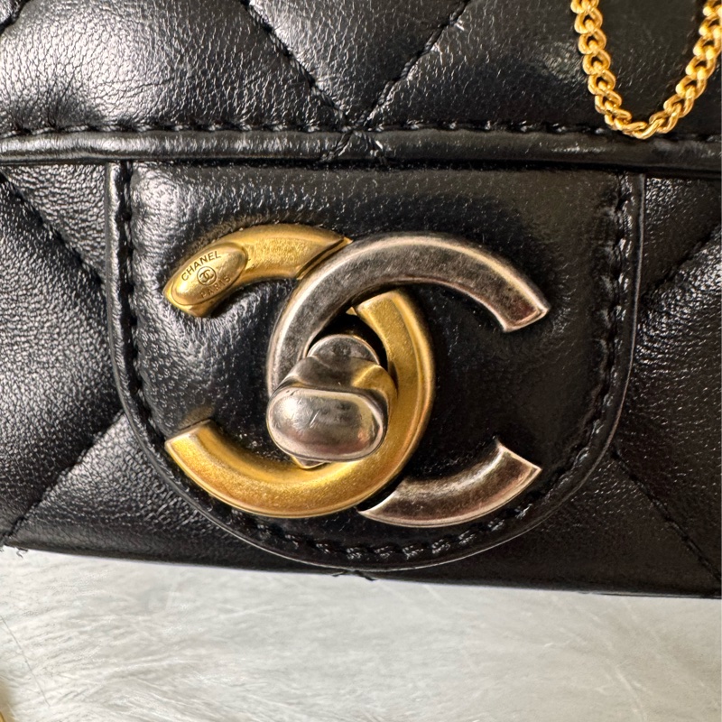 CHANEL 限量徽章包小號-9