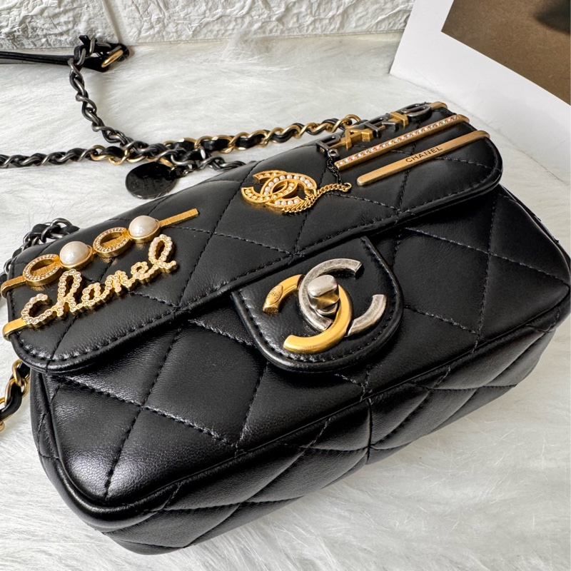 CHANEL 限量徽章包小號-15