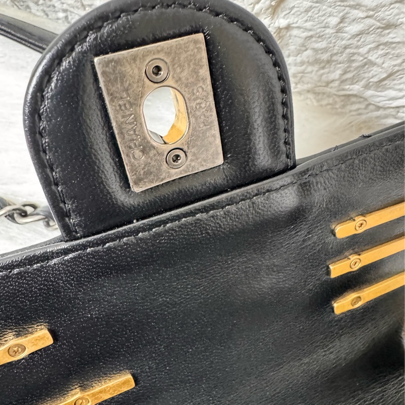 CHANEL 限量徽章包小號-16