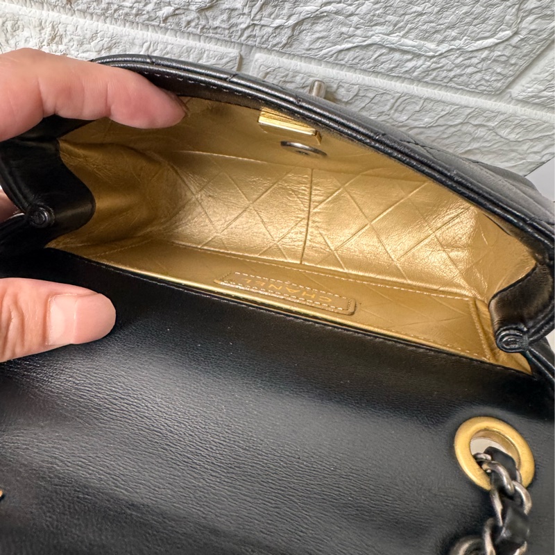 CHANEL 限量徽章包小號-20