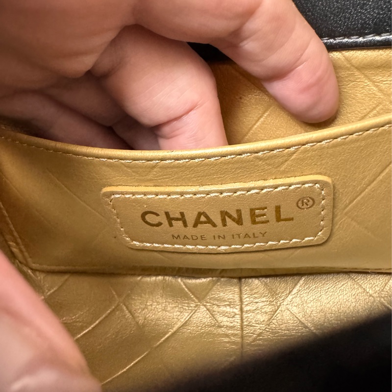 CHANEL 限量徽章包小號-21