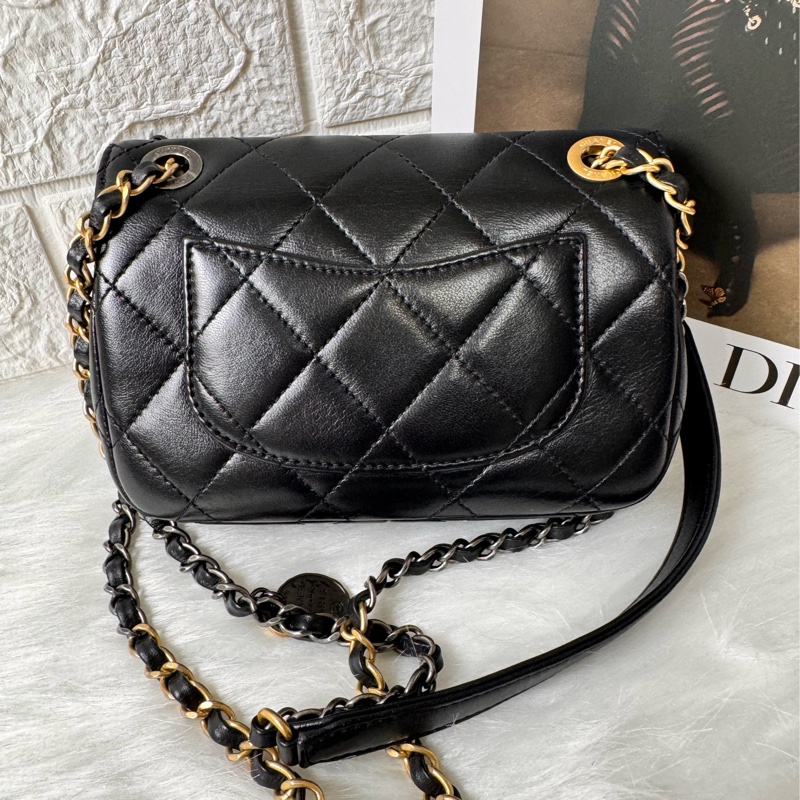 CHANEL 限量徽章包小號-25