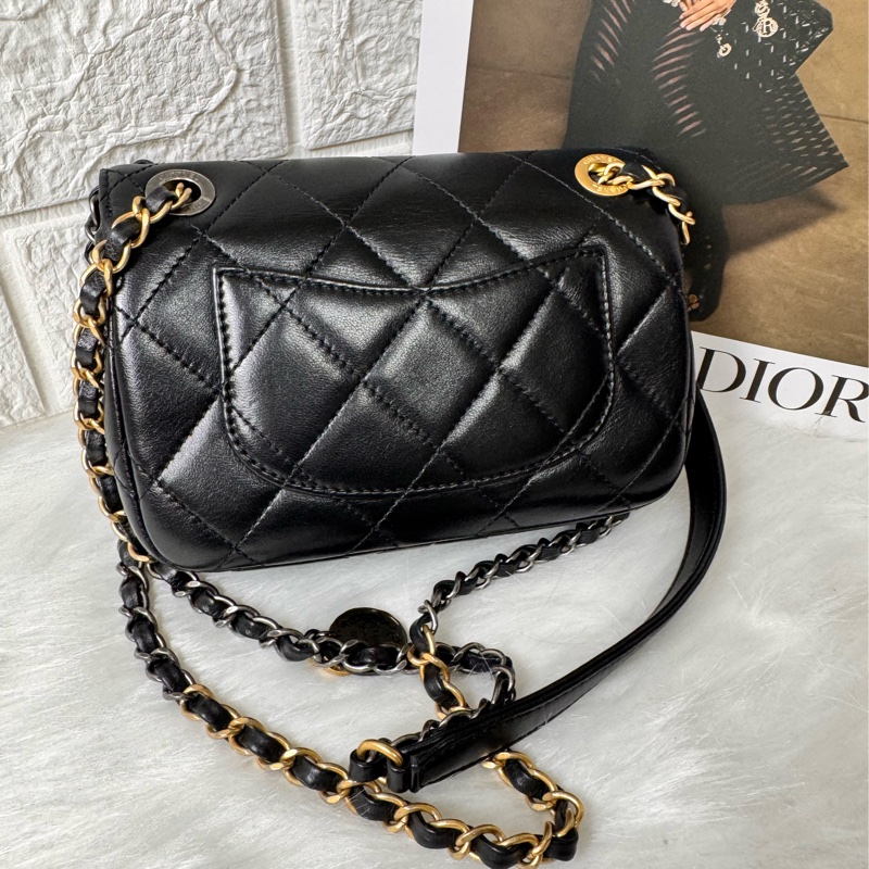 CHANEL 限量徽章包小號-26