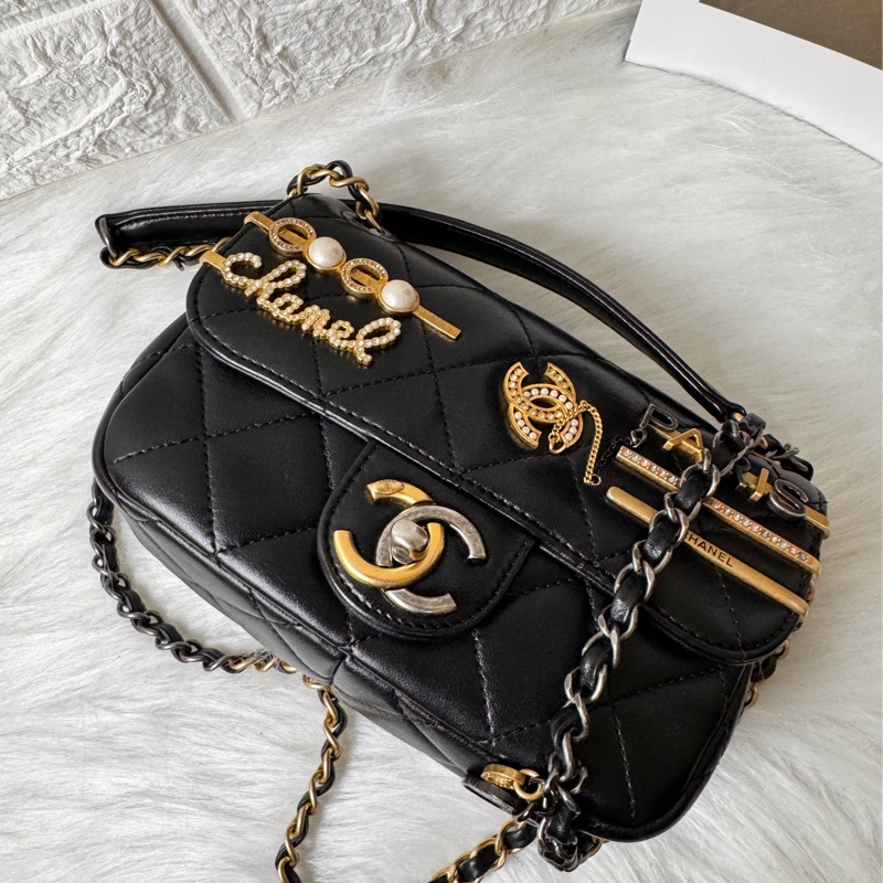 CHANEL 限量徽章包小號-28