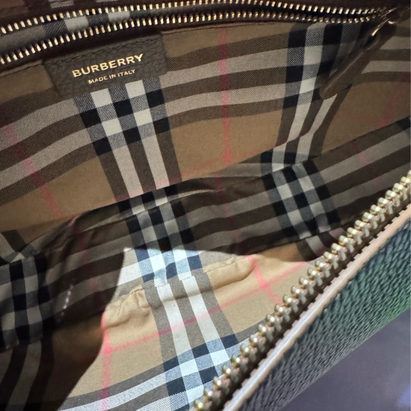 BURBERRY 牛皮半月形斜背包-3