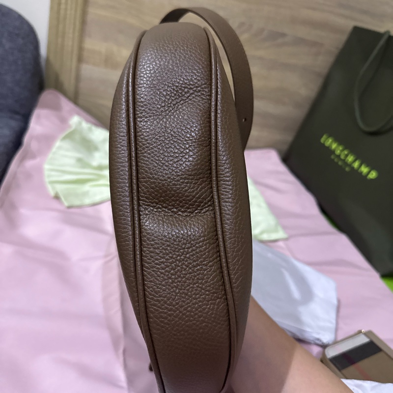 BURBERRY 牛皮半月形斜背包-9