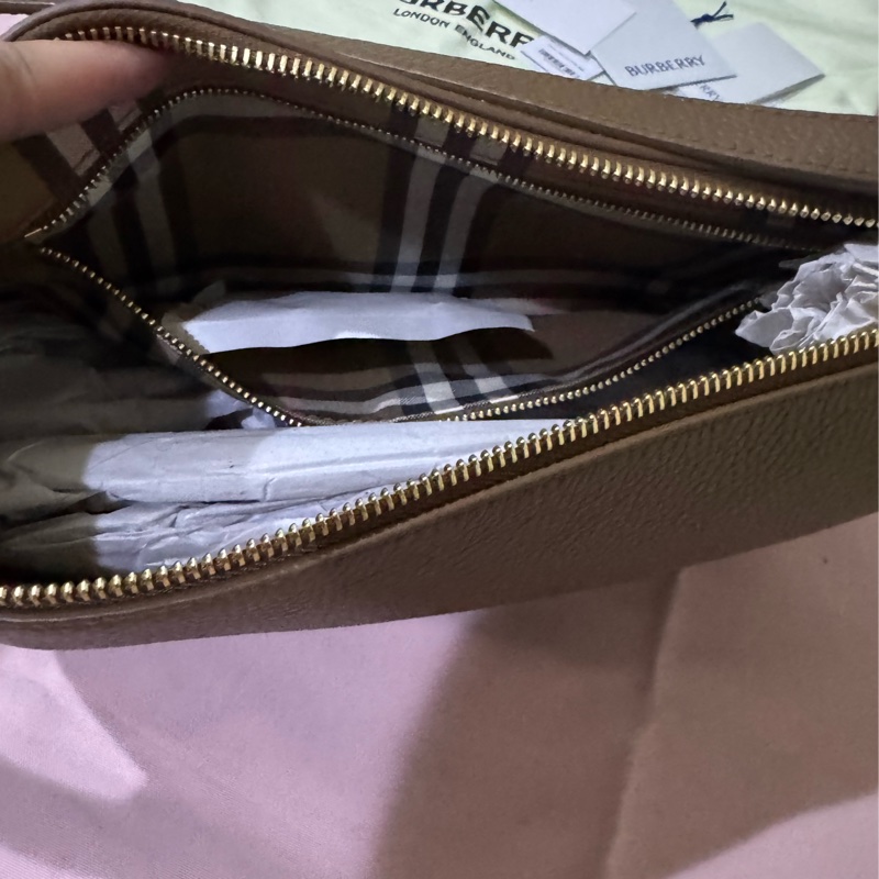 BURBERRY 牛皮半月形斜背包-10