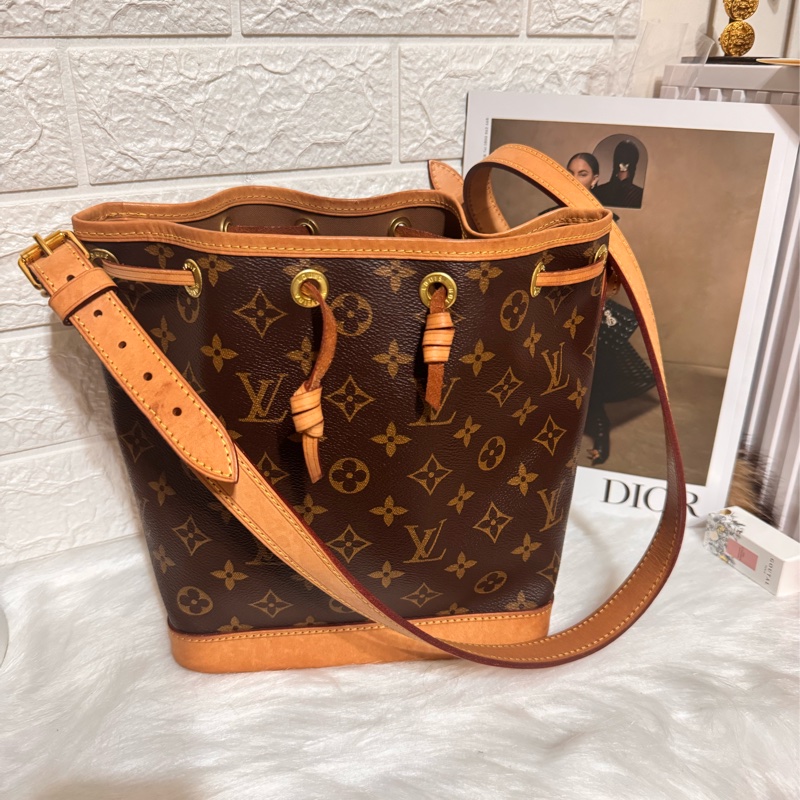 LV M40817 NOE BB 經典花紋可斜背小水桶包-0
