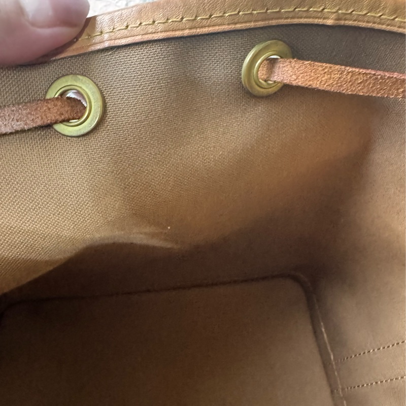 LV M40817 NOE BB 經典花紋可斜背小水桶包-16