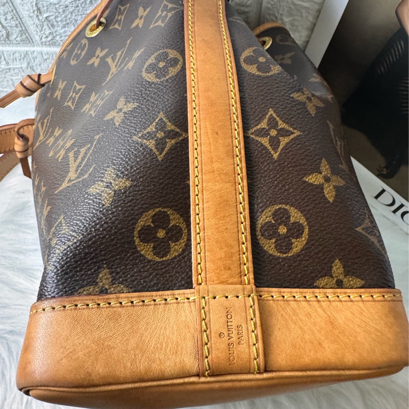 LV M40817 NOE BB 經典花紋可斜背小水桶包-20