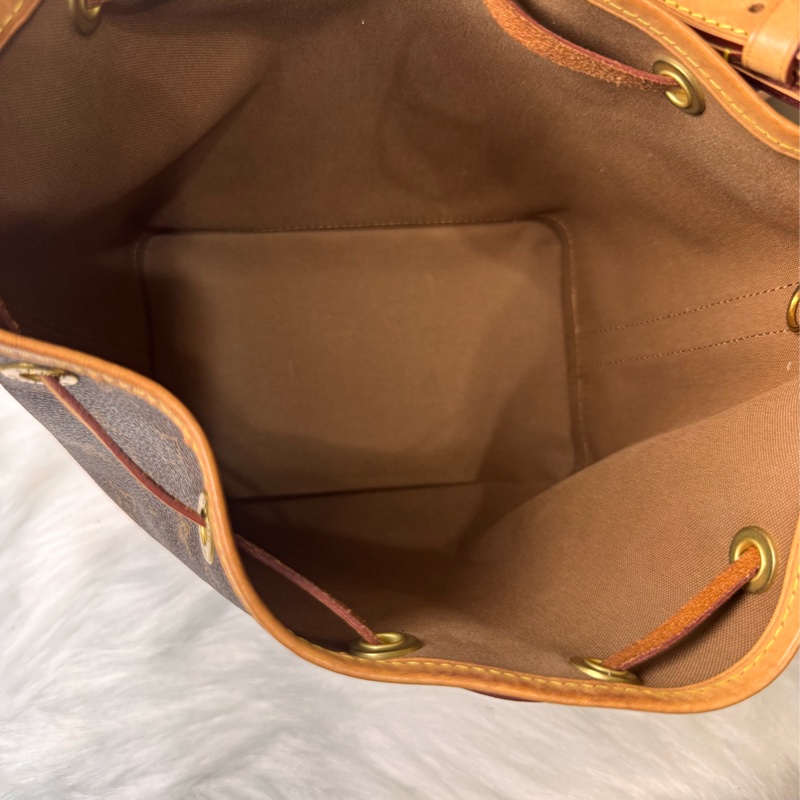 LV M40817 NOE BB 經典花紋可斜背小水桶包-25