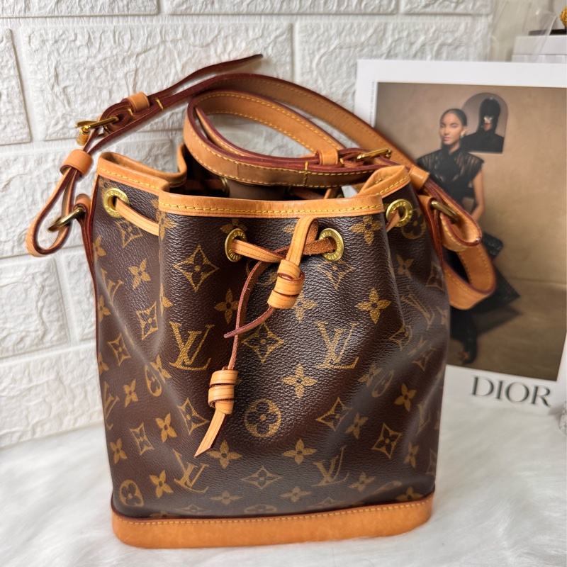 LV M40817 NOE BB 經典花紋可斜背小水桶包-30