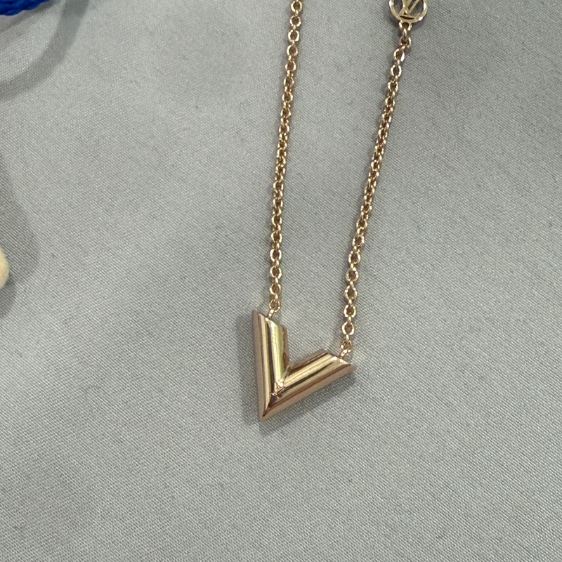 全新LV Essential V項鍊-1