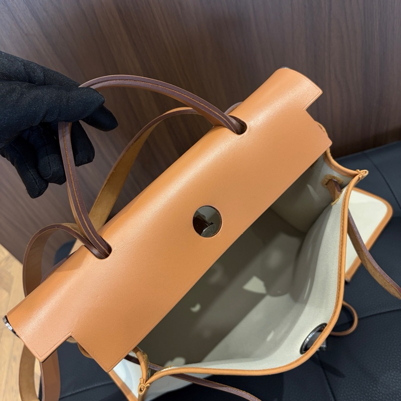 D刻Hermes愛馬仕米色拼棕銀扣外縫包邊herbag31手提斜挎包 有鎖鑰匙。-2