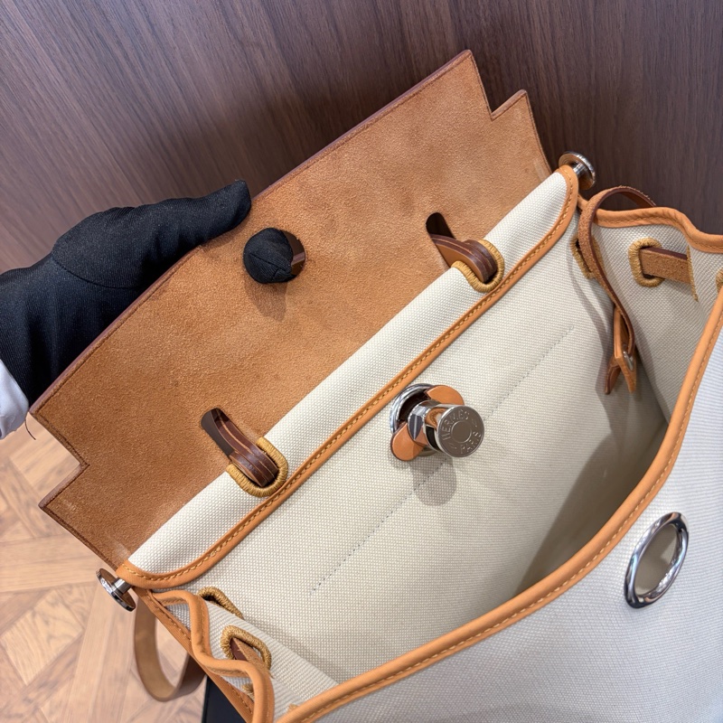 D刻Hermes愛馬仕米色拼棕銀扣外縫包邊herbag31手提斜挎包 有鎖鑰匙。-4