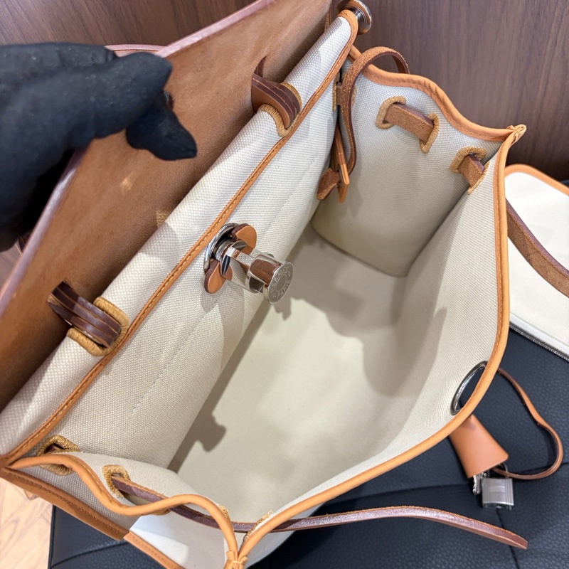 D刻Hermes愛馬仕米色拼棕銀扣外縫包邊herbag31手提斜挎包 有鎖鑰匙。-5