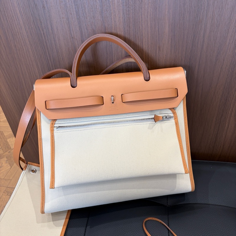 D刻Hermes愛馬仕米色拼棕銀扣外縫包邊herbag31手提斜挎包 有鎖鑰匙。-7