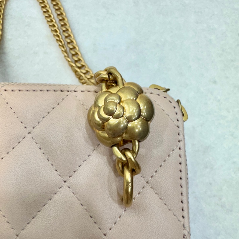 香奈兒CHANEL粉米色羊皮霧金釦23S山茶花調節釦長盒子AP3301-18
