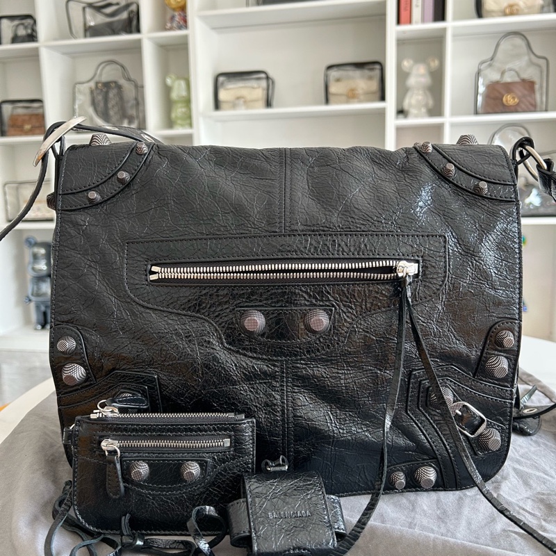 Balenciaga巴黎世家Le Cagole 黑色細紋羊皮革中號郵差包 男女同款 底32-0