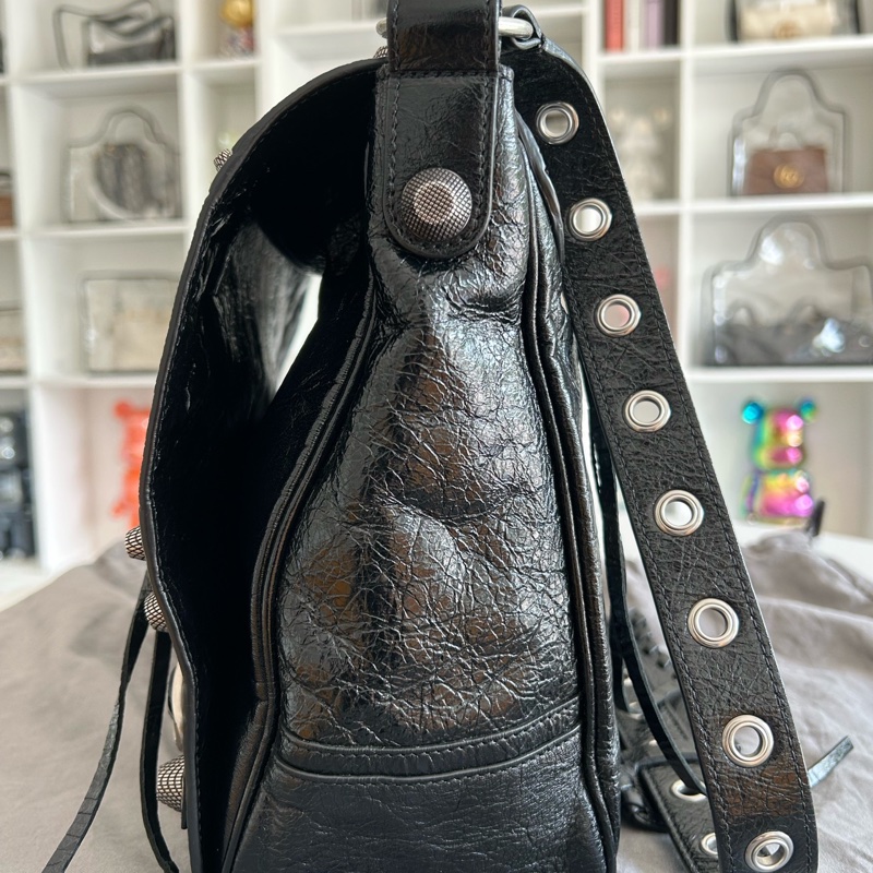 Balenciaga巴黎世家Le Cagole 黑色細紋羊皮革中號郵差包 男女同款 底32-1