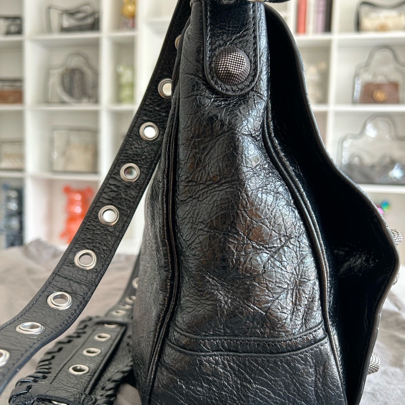 Balenciaga巴黎世家Le Cagole 黑色細紋羊皮革中號郵差包 男女同款 底32-3