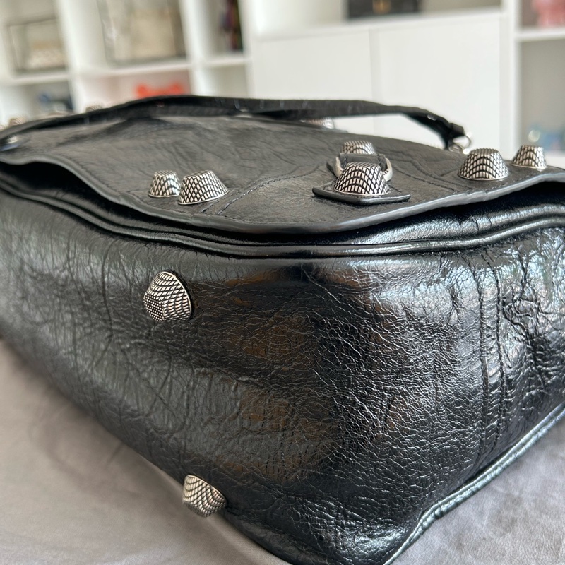 Balenciaga巴黎世家Le Cagole 黑色細紋羊皮革中號郵差包 男女同款 底32-5