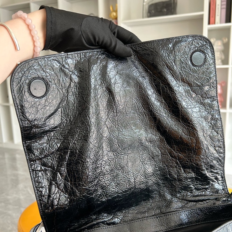 Balenciaga巴黎世家Le Cagole 黑色細紋羊皮革中號郵差包 男女同款 底32-7
