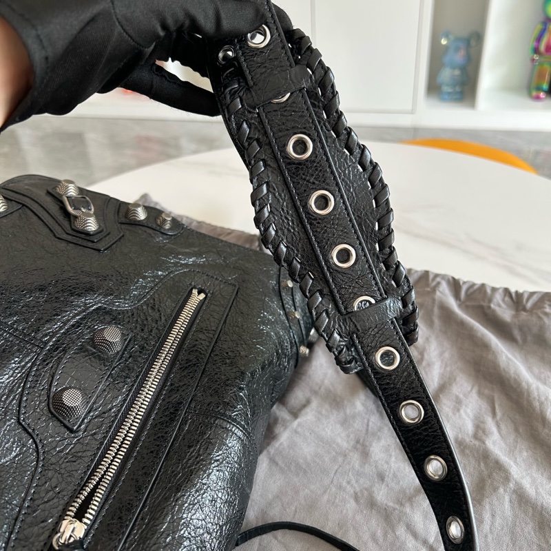Balenciaga巴黎世家Le Cagole 黑色細紋羊皮革中號郵差包 男女同款 底32-8