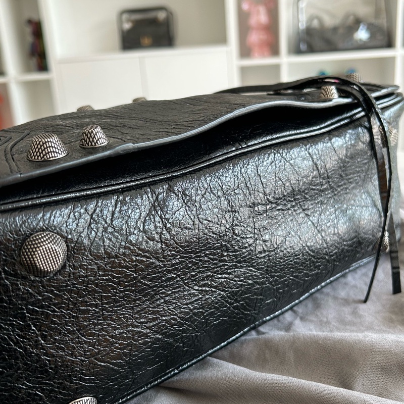 Balenciaga巴黎世家Le Cagole 黑色細紋羊皮革中號郵差包 男女同款 底32-10