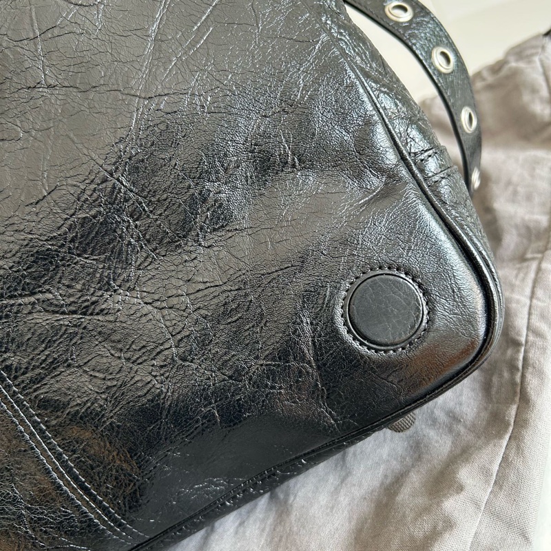 Balenciaga巴黎世家Le Cagole 黑色細紋羊皮革中號郵差包 男女同款 底32-13