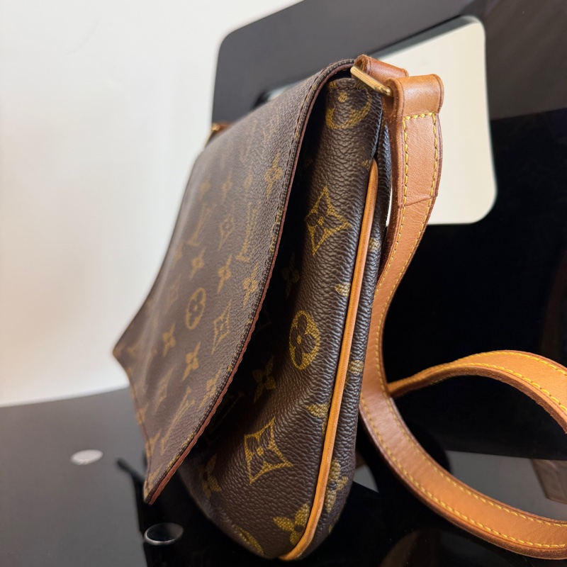 LV 原花金釦肩背王菲包-1