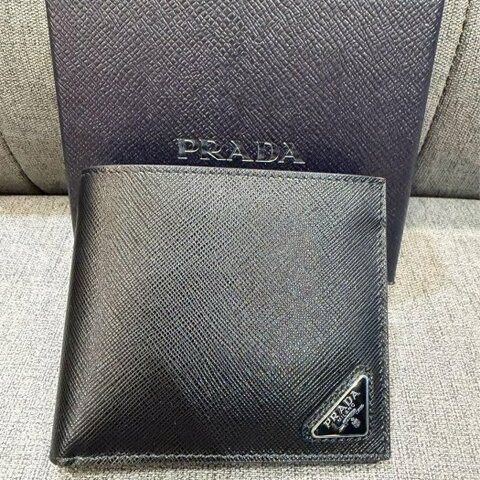 💎Han's house精品服飾💎PRADA 三角鐵牌 防刮 牛皮 短夾 義大利製 現貨 原價26000