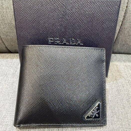 💎Han's house精品服飾💎PRADA 三角鐵牌 防刮 牛皮 短夾 義大利製 現貨 原價26000-0