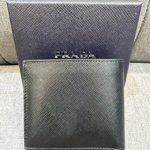 💎Han's house精品服飾💎PRADA 三角鐵牌 防刮 牛皮 短夾 義大利製 現貨 原價26000-2
