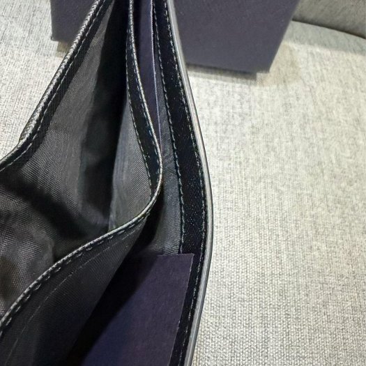 💎Han's house精品服飾💎PRADA 三角鐵牌 防刮 牛皮 短夾 義大利製 現貨 原價26000-3