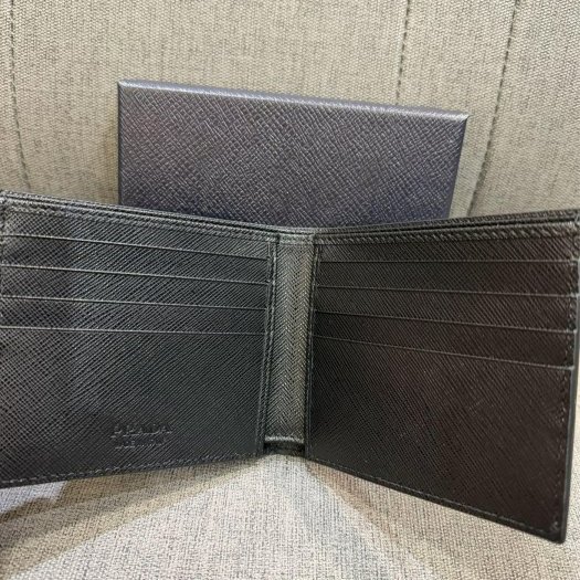 💎Han's house精品服飾💎PRADA 三角鐵牌 防刮 牛皮 短夾 義大利製 現貨 原價26000-4