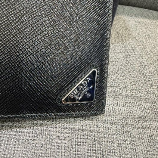 💎Han's house精品服飾💎PRADA 三角鐵牌 防刮 牛皮 短夾 義大利製 現貨 原價26000-5