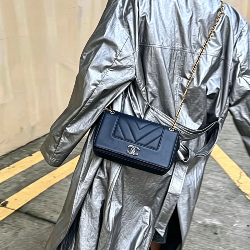 CHANEL香奈兒黑金牛皮珐瑯釦雙C雙蓋翻蓋包🐕🦺好價!-22