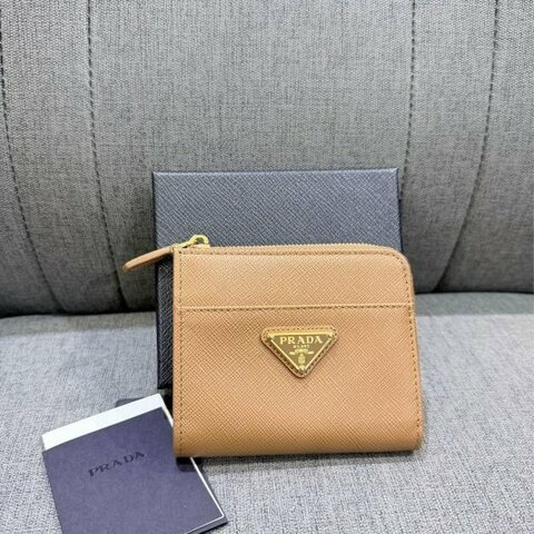 💎Han's house精品服飾💎PRADA 三角鐵牌 尼龍 防刮牛皮 卡包 短夾 零錢包 原價29500
