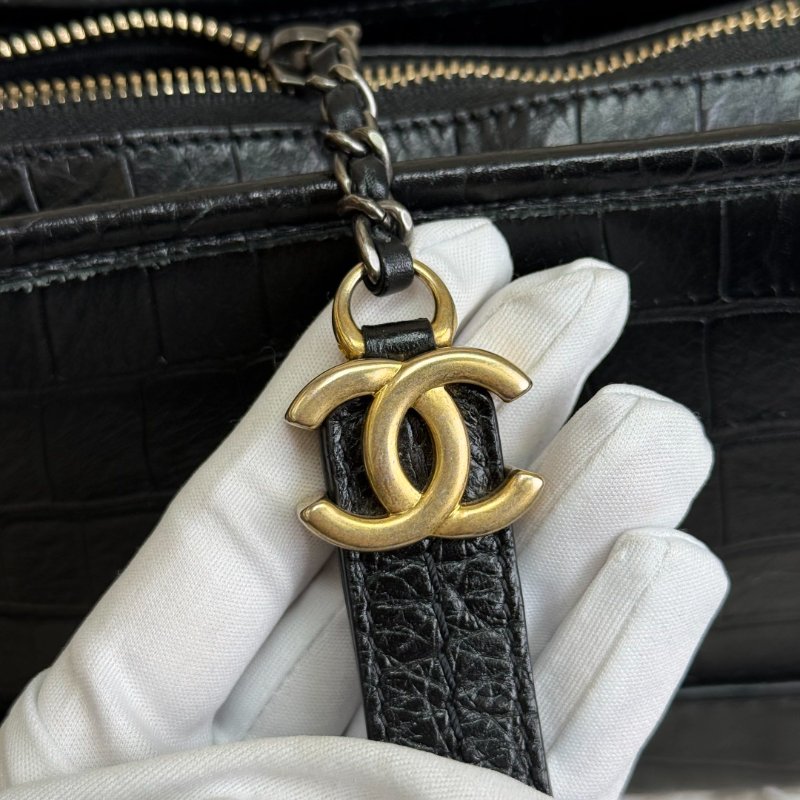 Chanel 黑色 鱷魚壓紋 小號 寬肩帶 流浪包 金扣-6