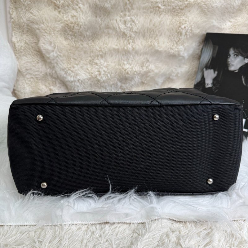 Chanel Tote 黑色 菱格紋 牛皮 大號 logo掛飾配子袋-3