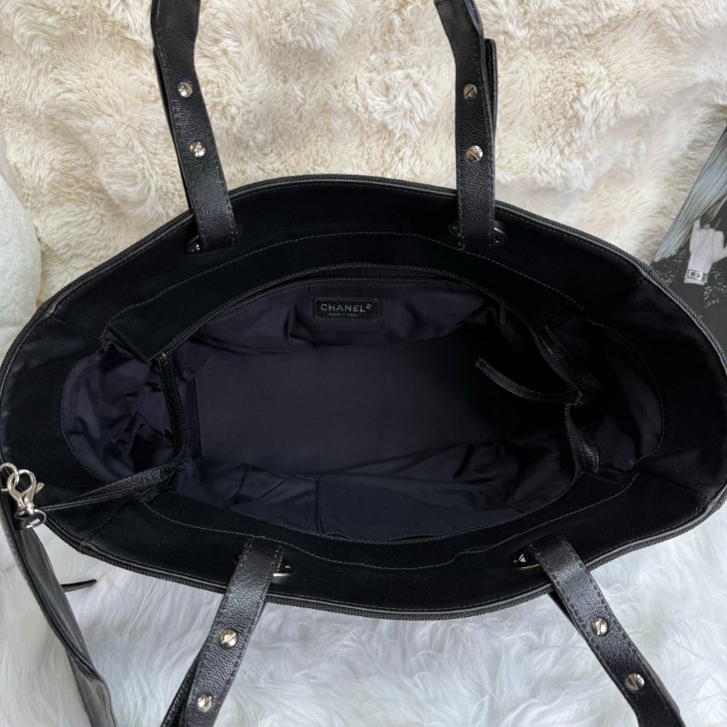 Chanel Tote 黑色 菱格紋 牛皮 大號 logo掛飾配子袋-4