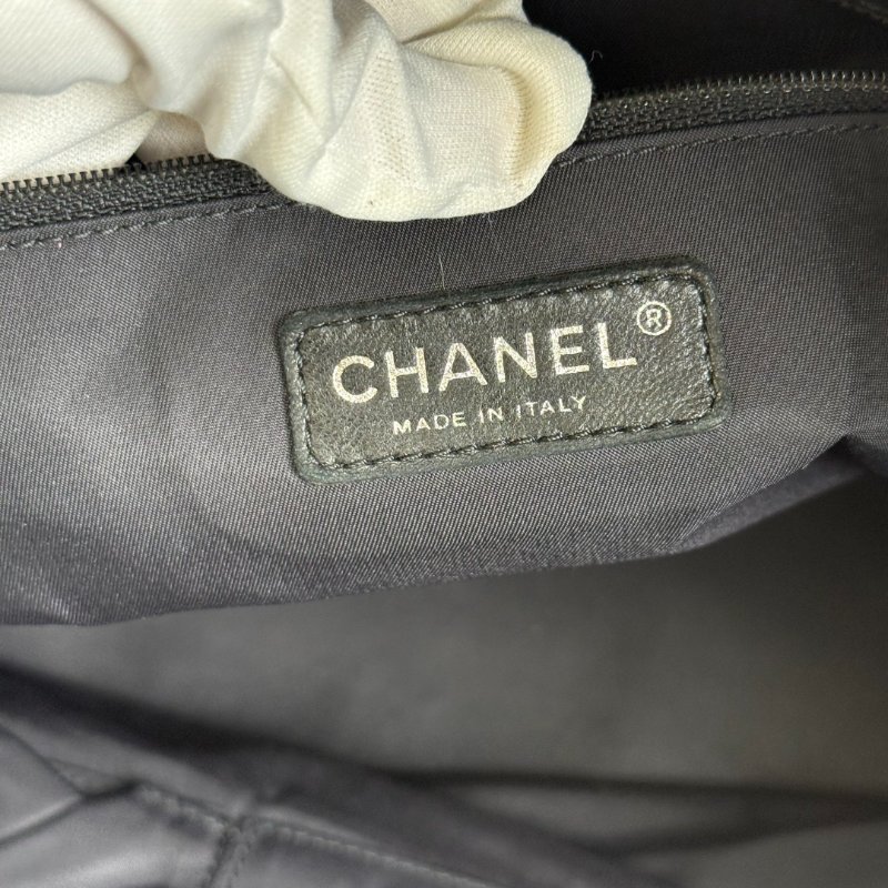 Chanel Tote 黑色 菱格紋 牛皮 大號 logo掛飾配子袋-6