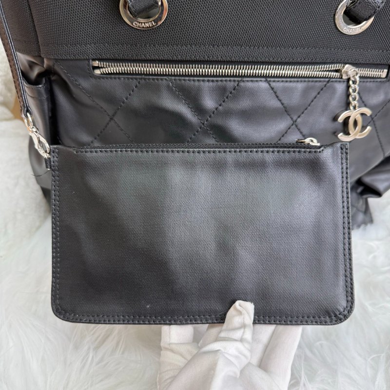Chanel Tote 黑色 菱格紋 牛皮 大號 logo掛飾配子袋-7