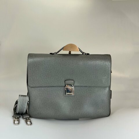 LV M32641  冰白灰TAIGA牛皮壓扣式斜背公事包